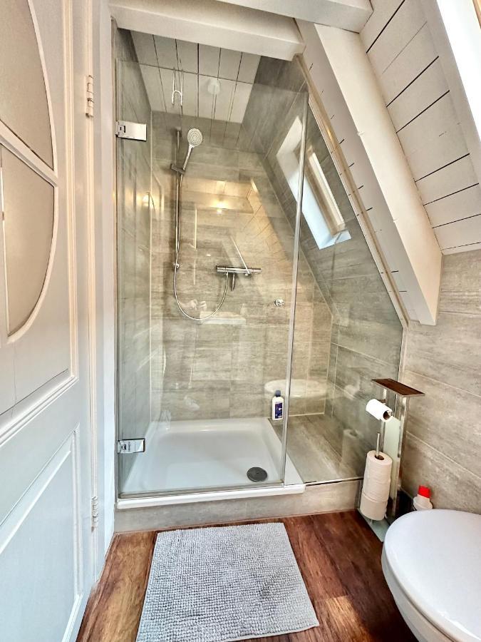 4zkb Wunderschöne Altbauwohnung über Mehrere Etagen Mit Dachterrasse Und Schreibtisch Direkt Am Schloß Apartment