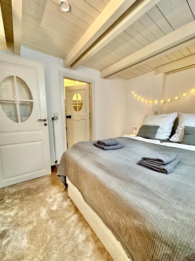 4zkb Wunderschöne Altbauwohnung über Mehrere Etagen Mit Dachterrasse Und Schreibtisch Direkt Am Schloß Apartment *